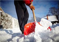 Mann mit Schneeschaufel