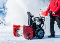 Mann mit Handschneefräse